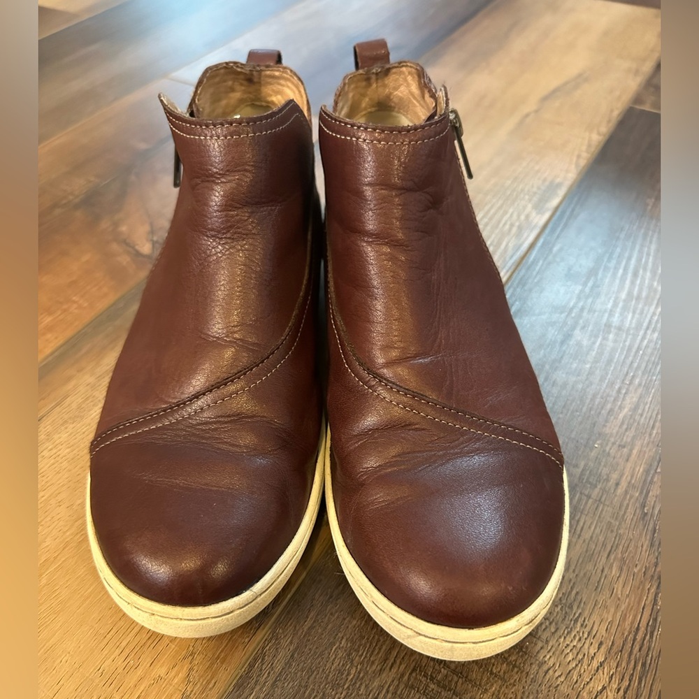 Taos Footwear Burgundy Leather Zip-Up Ankle Booties